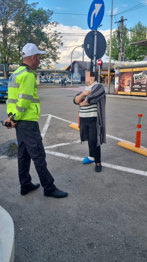Femeia din Ștefănești dată dispărută de familie, depistată de Poliția Locală Pitești 2 politisti locali Pitesti