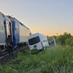f07cd6bc 733b 4368 b363 e03de03a9369 - Acum în Argeș! Autoturism acroșat de tren!