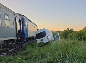 f07cd6bc 733b 4368 b363 e03de03a9369 - Accident feroviar în Pitești! Coliziune între un tren și un microbuz