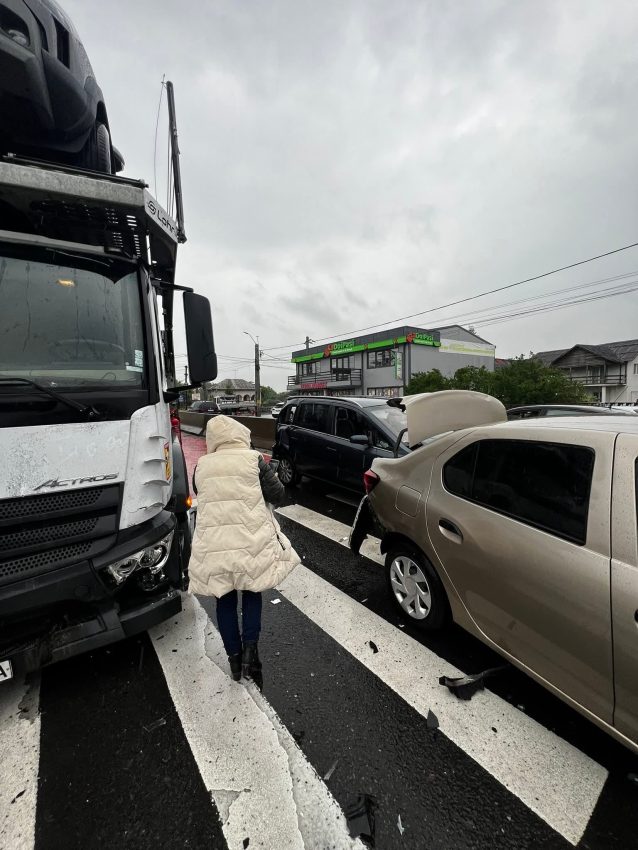 Accident cu 3 mașini implicate la Mărăcineni! Pieton transportat la spital! 1 accident Maracineni