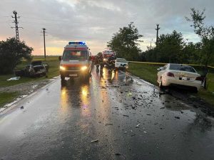 accident timis 17 mai - Încă un accident grav pe șoselele din România. O femeie a murit, iar alte 4 persoane au ajuns la spital