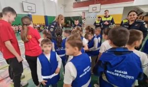 d6f075f5 3f8b 4b60 a49d 84c71b92adb9 - Polițiștii argeșeni, în mijlocul elevilor de la Școala Gimnazială Nr.1 Costești