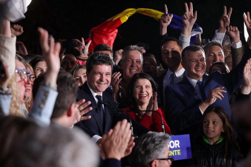 Sute de susţinători ai lui Nicuşor Dan, în stradă pentru a sărbători victoria 1 Nicușor Dan alegeri