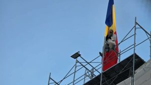 62509574 - Stegarul Dac şi-a tăiat brăţara electronică și s-a urcat pe o schelă din Piaţa Universităţii