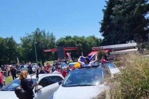sustinatorii lui george simion fac miting electoral cu manele in fata consulatului de la roma au fost chemati carabinierii 973537 - Propagandă electorală cu manele în fața Consulatului din Roma
