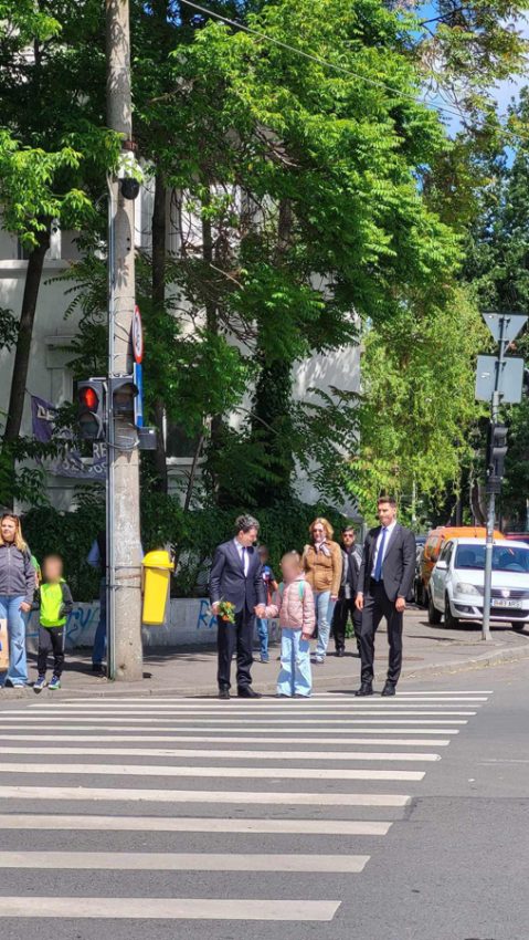 Prima dimineață de președinte! Nicușor Dan și-a dus fetița la școală! 1 Sursă foto: FB Theodor Vasile