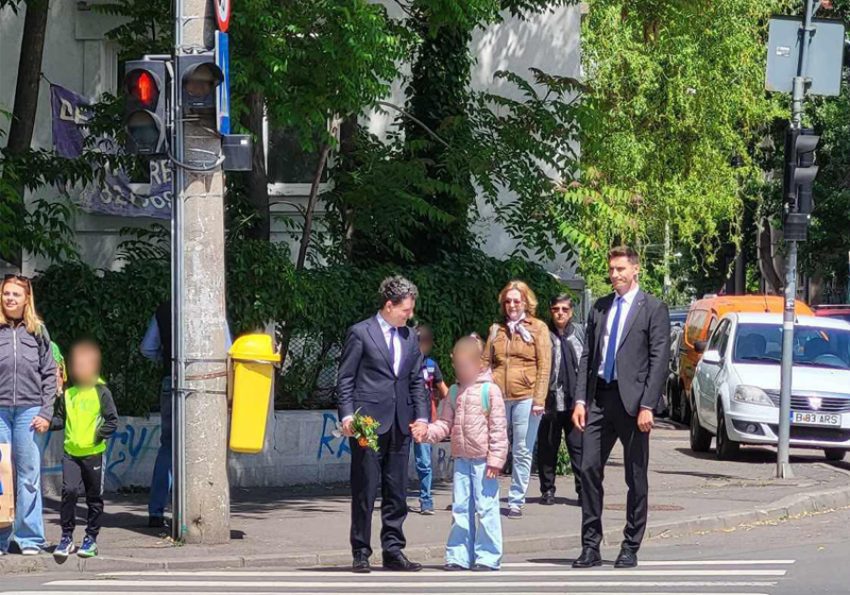 deschidere nicusor la scoala cu copilul 1 Sursă foto: FB Theodor Vasile
