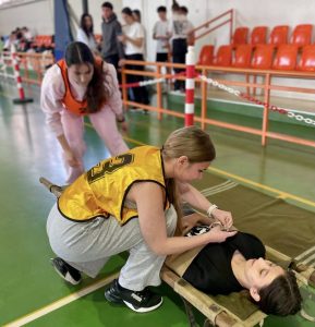 500121500 1009396498041866 8238219871281742421 n - Viitori salvatori în acțiune! Elevii argeșeni au participat la concursul „Cu viața mea apăr viața!”