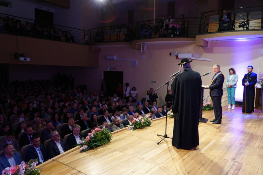 IPS calinic si gentea 3 - Părintele Arhiepiscop Calinic Argeșeanul a primit titlul de „Cetățean de onoare al Municipiului Pitești”