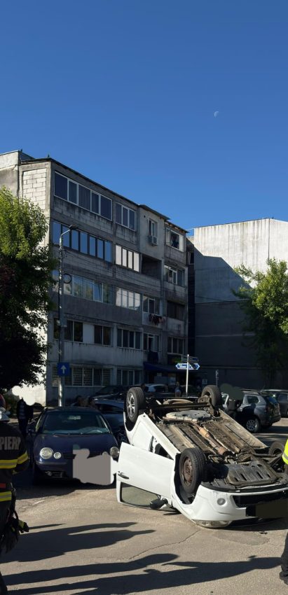 WhatsApp Image 2025 05 20 at 09.57.01 1 - Accident în cartierul Răboieni din Pitești. Autoturism răsturnat!