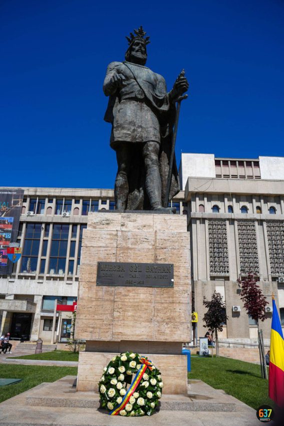 coroana la statuie - Cristian Gentea: ”Piteștiul de astăzi este un oraș cu o identitate bine definită”