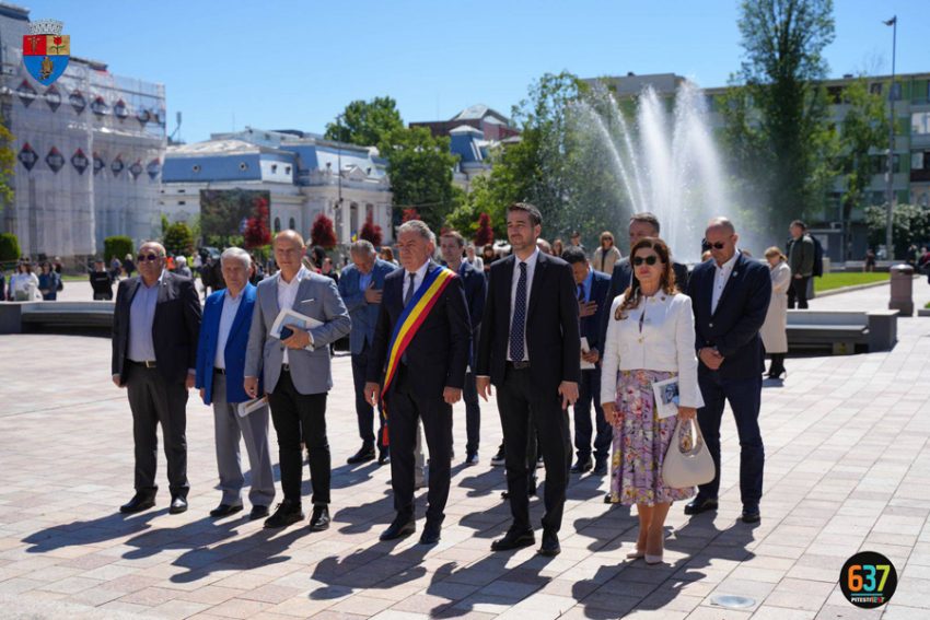 Cristian Gentea: ”Piteștiul de astăzi este un oraș cu o identitate bine definită” 4 gentea la statuie cu consilierii 1 - Cristian Gentea: ”Piteștiul de astăzi este un oraș cu o identitate bine definită”
