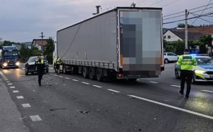 Accident pe DN 7! Impact violent între un camion și un autoturism 1 5af9e226 ed30 4267 9b30 1c6de7fd7a56 - Accident pe DN 7! Impact violent între un camion și un autoturism