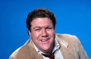 Doliu în lumea filmului! A murit actorul George Wendt 1 OTZiZWQ1NzQ5YTM3MjFiZTlhMzQyMGY1YTk4M2Q4MQ.thumb - Doliu în lumea filmului! A murit actorul George Wendt
