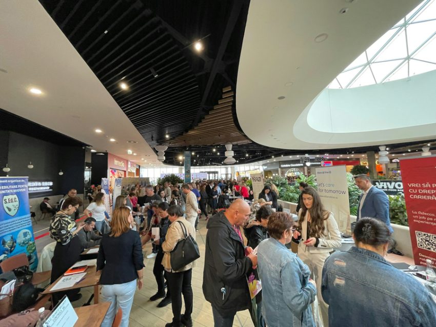 Bursa locurilor de munca la mall Sursă foto: FB Argeș Mall.