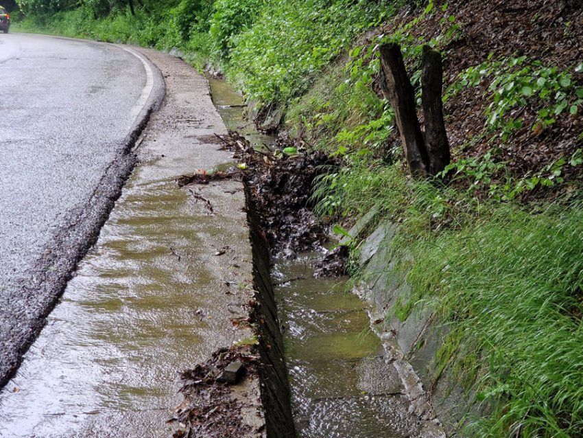 Echipele de intervenție, la datorie! Șanțuri și rigole curățate pentru prevenirea inundațiilor 1 Sursă foto: Primăria Orașului Mioveni.
