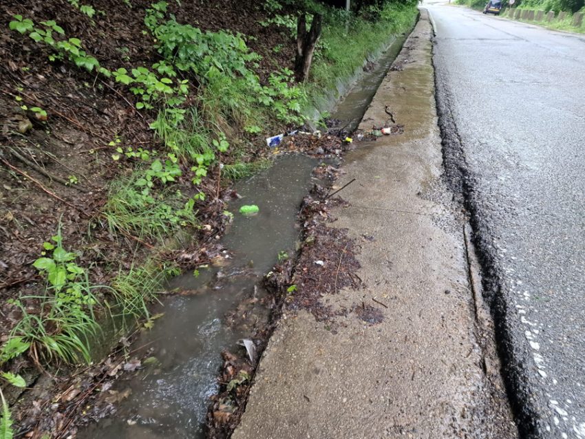 Echipele de intervenție, la datorie! Șanțuri și rigole curățate pentru prevenirea inundațiilor 2 Sursă foto: Primăria Orașului Mioveni.