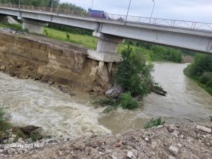 Atenție! Circulație închisă temporar pe podul de peste râul Argeș! 1 restrictii pod peste Arges