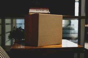 Cum să-ți faci viața mai ușoară atunci când trebuie să te muți în alt oraș 1 brandable box yW9jdBmE1BY unsplash jurnaluldearges.ro - Cum să-ți faci viața mai ușoară atunci când trebuie să te muți în alt oraș