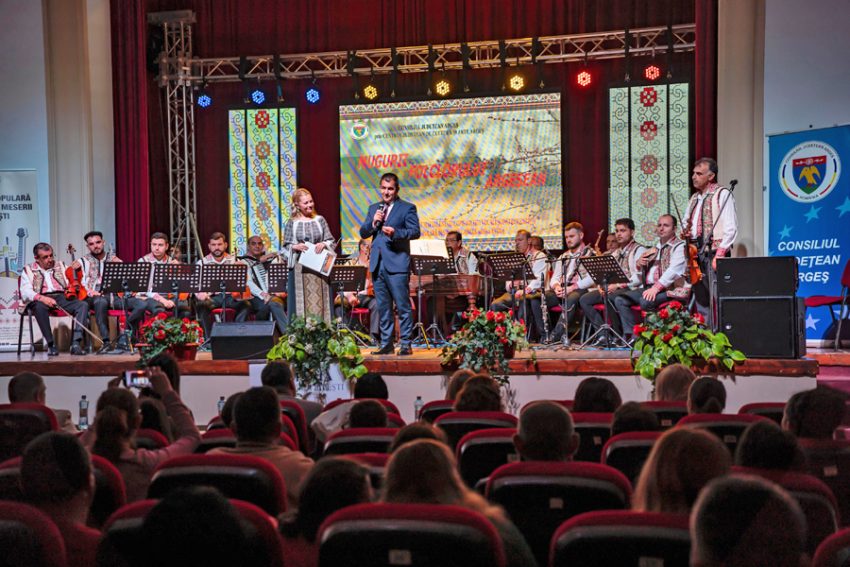 Etapa finală a Festivalului „Mugurii Folclorului Argeșean”. Talentele argeșene vor străluci la Gala Laureaților 2 Sursă foto: CJ Argeș.