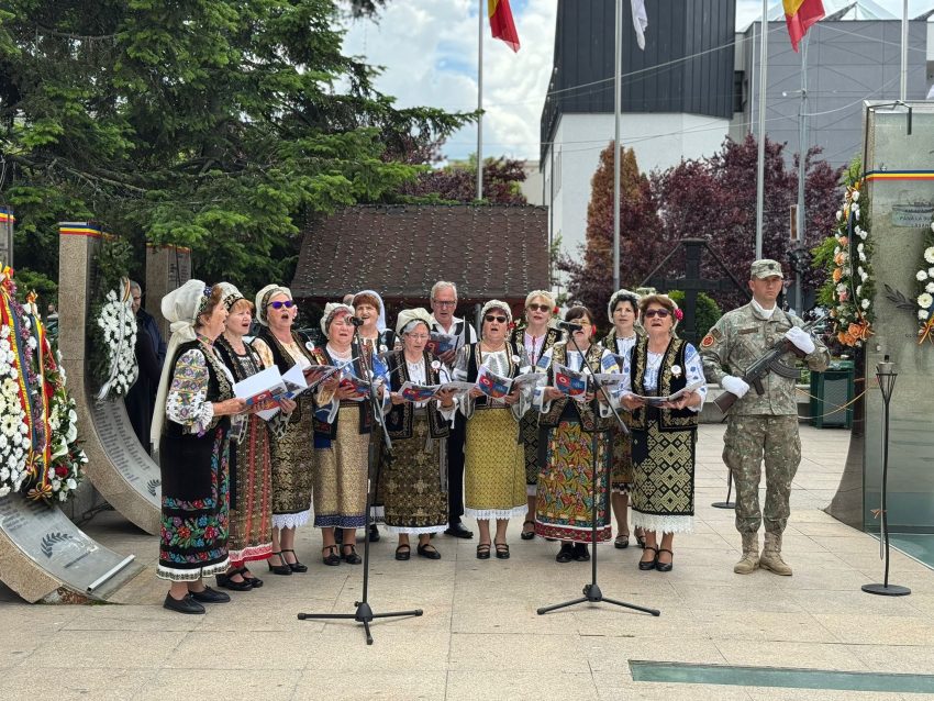 Centrul Cultural Mioveni: „Cinste și glorie eternă eroilor României!” 2 CCM Mioveni