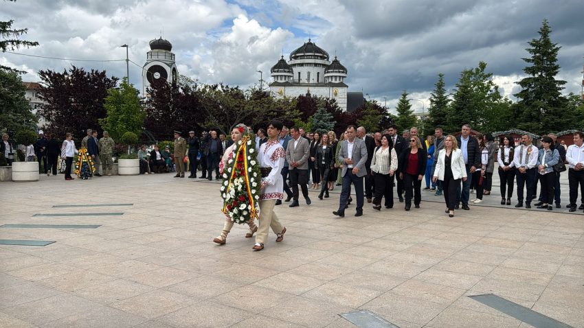 Centrul Cultural Mioveni: „Cinste și glorie eternă eroilor României!” 4 CCM Mioveni