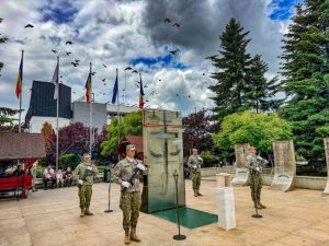 Centrul Cultural Mioveni: „Cinste și glorie eternă eroilor României!” 1 CCM Mioveni