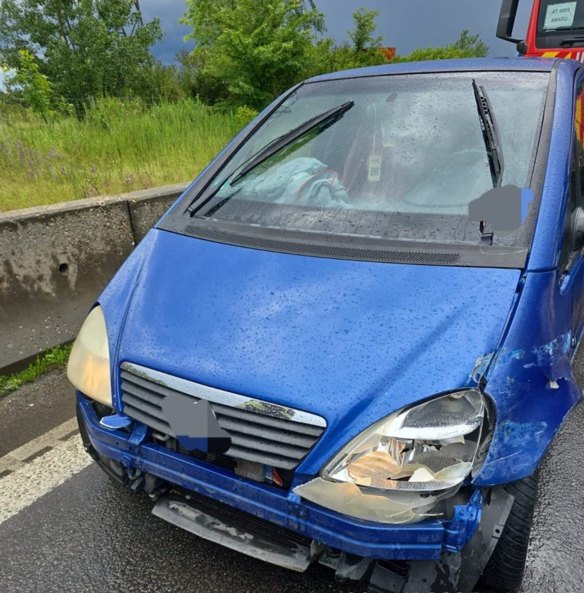 Autoturism intrat într-un parapet pe A1! Bărbat transportat la spital! 2 autoturism parapet A1
