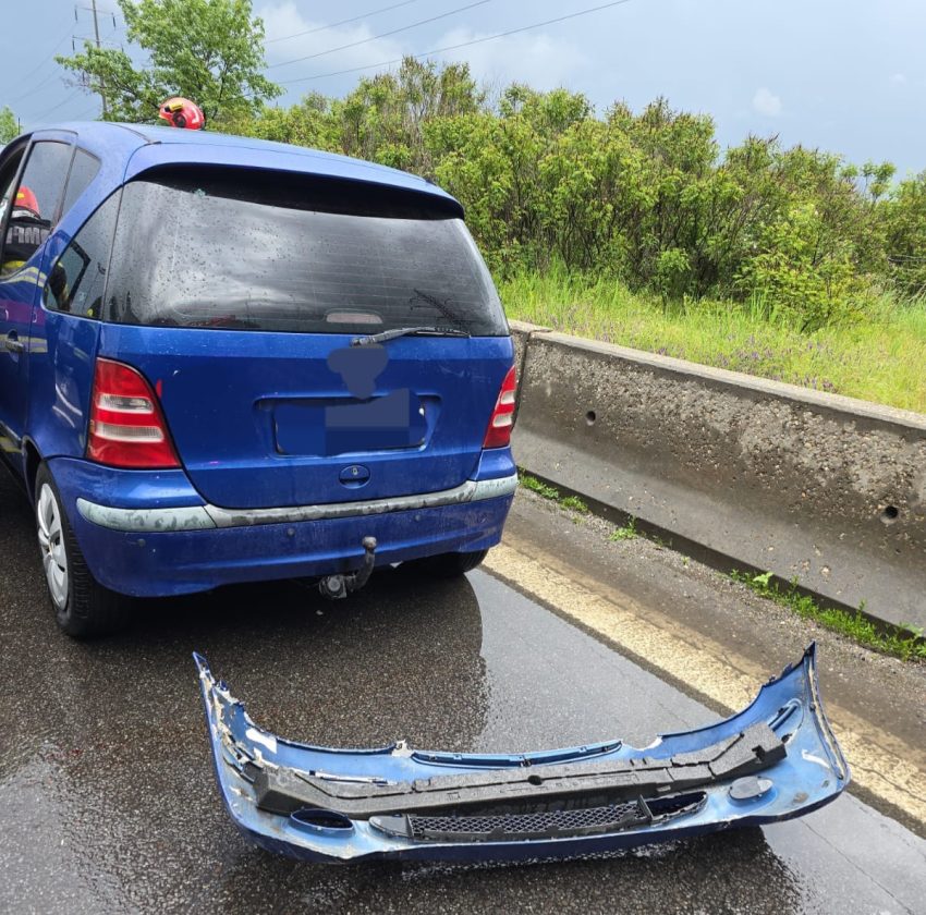 Autoturism intrat într-un parapet pe A1! Bărbat transportat la spital! 1 autoturism parapet A1