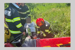 Argeșean preluat de echipaj medical! A fost surprins sub un tractor! 1 Untitled Project 1 - Argeșean preluat de echipaj medical! A fost surprins sub un tractor!