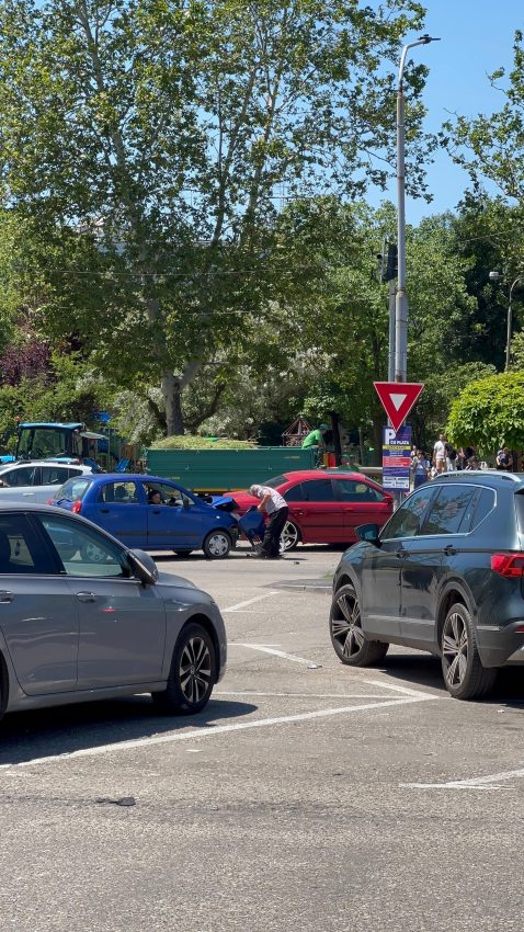 Impact între două autoturisme în Pitești 1 accident Pitești