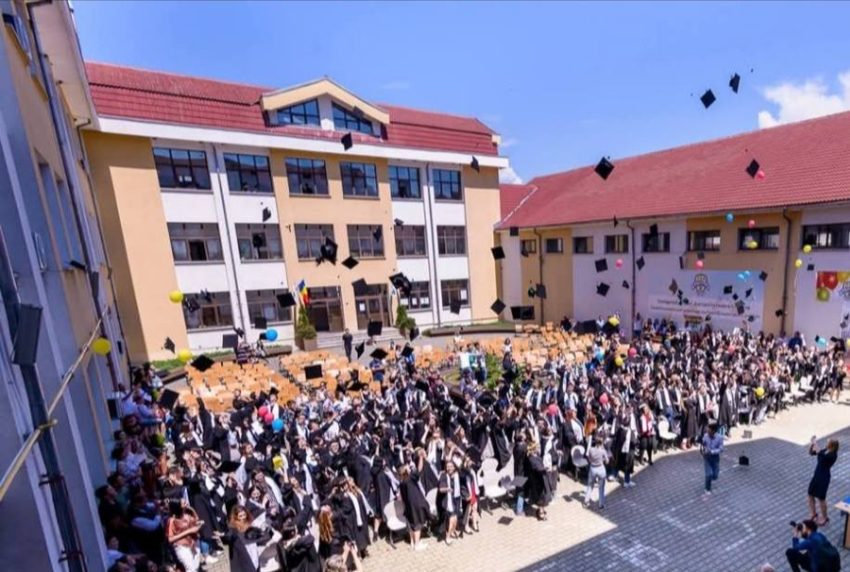 festivitate de absolvire iulia zamfirescu mioveni Sursă foto: FB Primăria Orașului Mioveni.