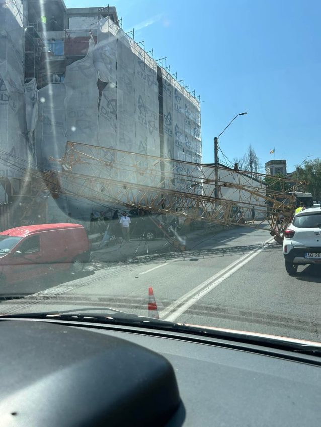(Video) Trafic reluat pe strada Smeurei din Pitești! Macaraua prăbușită a fost ridicată! 2 WhatsApp Image 2025 06 05 at 11.32.02 - (Video) Trafic reluat pe strada Smeurei din Pitești! Macaraua prăbușită a fost ridicată!