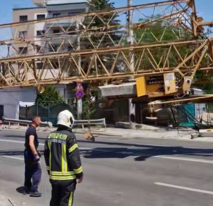 (Video) Trafic reluat pe strada Smeurei din Pitești! Macaraua prăbușită a fost ridicată! 1 macara - (Video) Trafic reluat pe strada Smeurei din Pitești! Macaraua prăbușită a fost ridicată!