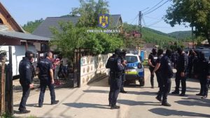 perchezitii - (Video) Percheziții la locuințele a 4 bărbați din comuna Călinești