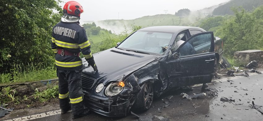 Accident pe DN 73. Implicate un autotren și un autoturism! 2 accident masini Arges