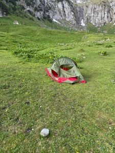 505435267 1151376777016868 6769561955275063500 n - Aventura cu cortul, întreruptă de un urs flămând. Momente de panică pentru o familie cu doi copii