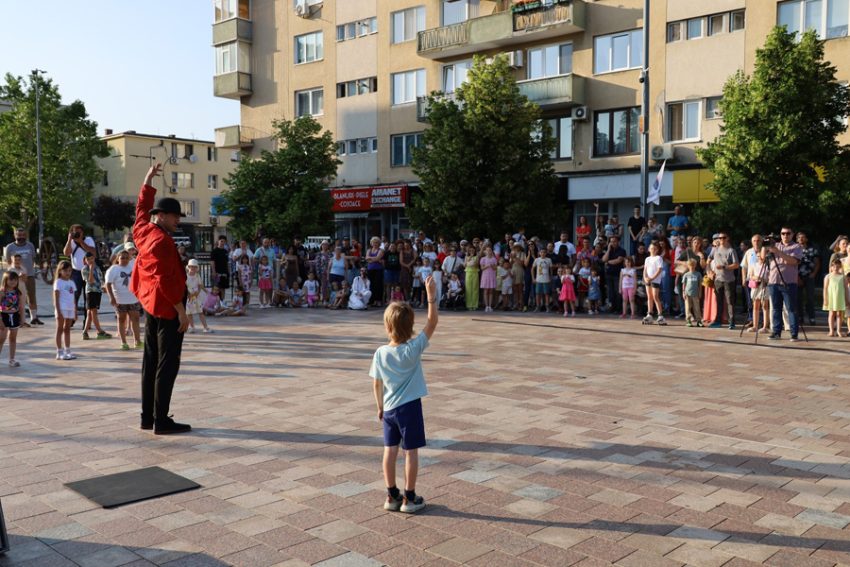 Caruselul lui Django: foc, jonglerii și aplauze la PISTF 2025! 1 Sursă foot: FB Primăria MunicipiuluiPitesti