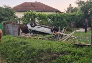 897d307e b953 4b77 95e6 d83a59749a41 1 - Accident în Dârmănești! S-a răsturnat cu mașina în curtea unui localnic