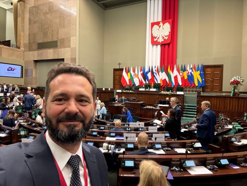 Mihai Cotet Plenara Conferinței comisiilor pentru afaceri europene a parlamentelor din UE deschidere Sursă foto: FB Mihai Coteț.