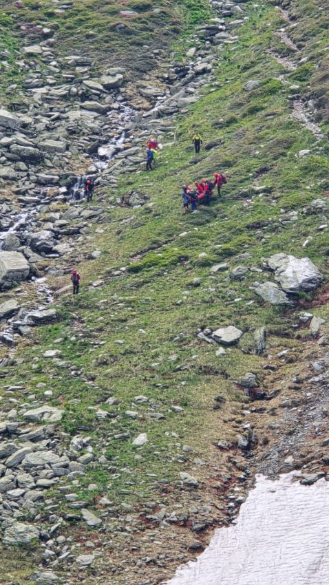 (Video) Turist de 61 de ani salvat de pe munte! A fost predat echipajului medical! 3 WhatsApp Image 2025 06 09 at 19.03.58 - (Video) Turist de 61 de ani salvat de pe munte! A fost predat echipajului medical!