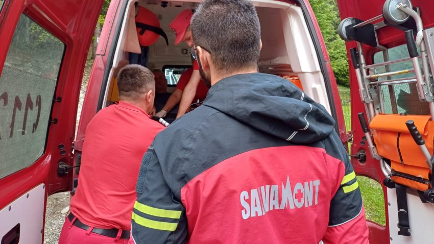 (Video) Turist de 61 de ani salvat de pe munte! A fost predat echipajului medical! 2 WhatsApp Image 2025 06 09 at 19.12.37 - (Video) Turist de 61 de ani salvat de pe munte! A fost predat echipajului medical!