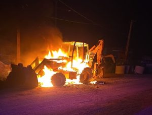 Incendiu violent în Oarja! Buldoexcavator distrus de flăcări 1 b51f5cc5 8d94 46be ad50 361ebaaa494e - Incendiu violent în Oarja! Buldoexcavator distrus de flăcări