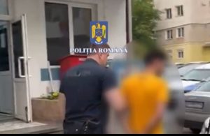 (VIDEO) Scandal pe scara unui bloc din Mioveni! Un tânăr de 29 de ani a ajuns după gratii 1 cats 1 - (VIDEO) Scandal pe scara unui bloc din Mioveni! Un tânăr de 29 de ani a ajuns după gratii