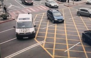 3ca53623 1ae6 4a38 974b f2b44bd08fa6 - I-a venit rău pe trecerea de pietoni! Intervenție salvatoare a polițiștilor locali piteșteni