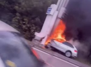 3f45f6e4 64a2 4a3f a845 7467d7022f06 - Accident grav pe DN1! Mașină în flăcări după ce a lovit o bornă kilometrică