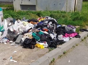 Mioveni. Textilele și mobila NU se lasă lângă platformele de gunoi! 1 506254951 1019742070361584 5160071752504302273 n - Mioveni. Textilele și mobila NU se lasă lângă platformele de gunoi!