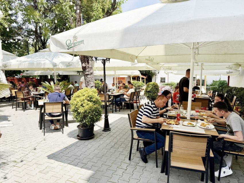 Terasa de vară de la Casa Argeșeană Tradițional – gusturi românești, verdeață și voie bună, chiar în inima Piteștiului 5 casa argeseana terasa 3 - Terasa de vară de la Casa Argeșeană Tradițional – gusturi românești, verdeață și voie bună, chiar în inima Piteștiului