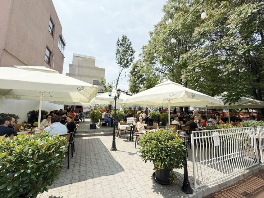 Terasa de vară de la Casa Argeșeană Tradițional – gusturi românești, verdeață și voie bună, chiar în inima Piteștiului 1 casa argeseana terasa - Terasa de vară de la Casa Argeșeană Tradițional – gusturi românești, verdeață și voie bună, chiar în inima Piteștiului