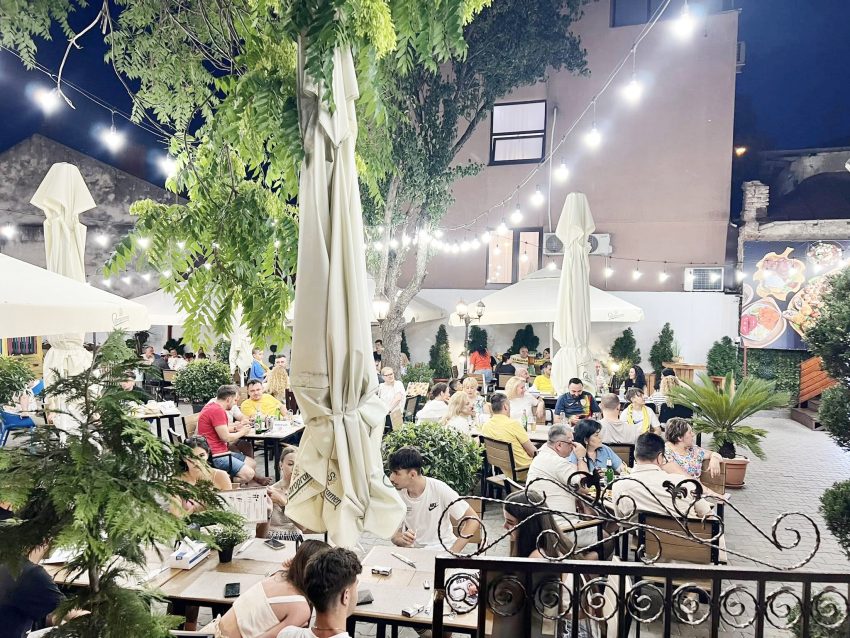 Terasa de vară de la Casa Argeșeană Tradițional – gusturi românești, verdeață și voie bună, chiar în inima Piteștiului 2 casa argeseana5 - Terasa de vară de la Casa Argeșeană Tradițional – gusturi românești, verdeață și voie bună, chiar în inima Piteștiului